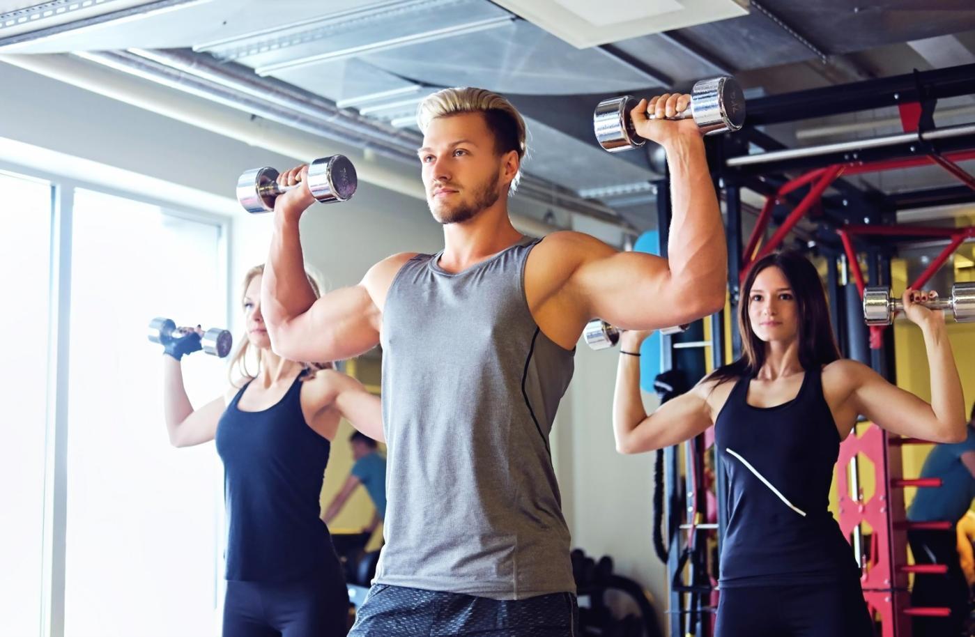 Ejercicios de gimnasia adaptados a necesidades individuales de cada persona